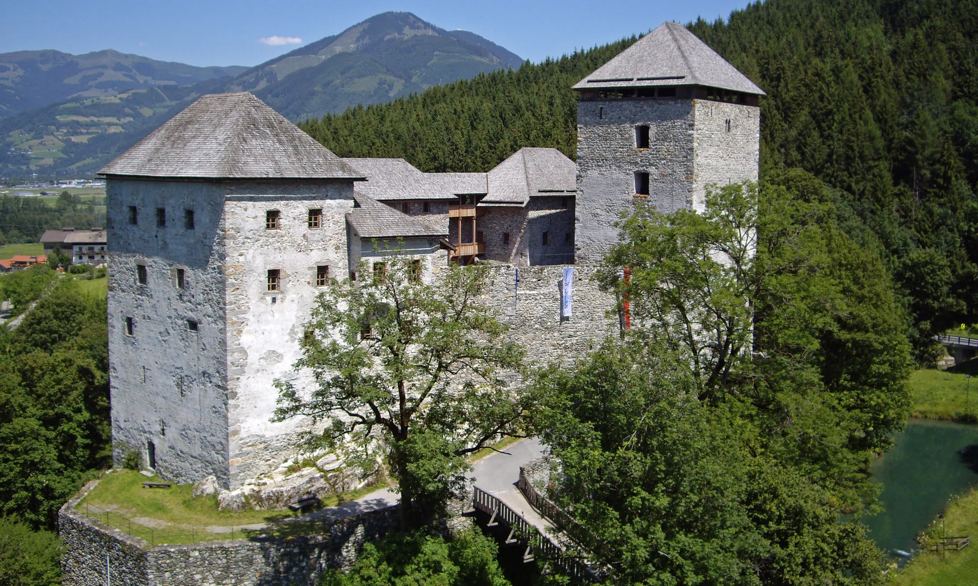 Die Burg Kaprun im Pinzgau, umgeben von Wald und Bergen